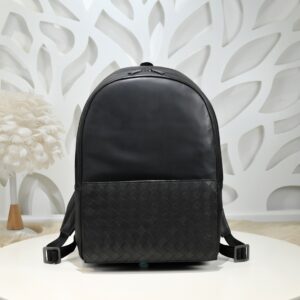 Bottega Veneta's classic Intrecciato woven men's backpack (black calfskin leather)