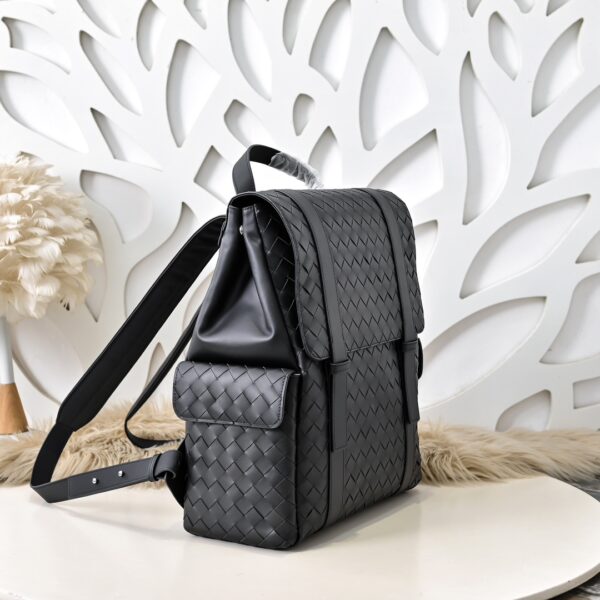 Bottega Veneta's classic Intrecciato woven men's backpack (black calfskin leather)