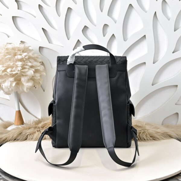 Bottega Veneta's classic Intrecciato woven men's backpack (black calfskin leather)