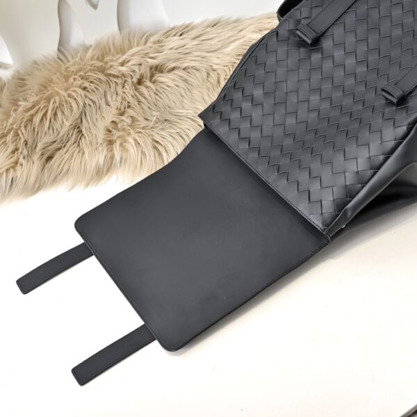 Bottega Veneta's classic Intrecciato woven men's backpack (black calfskin leather)