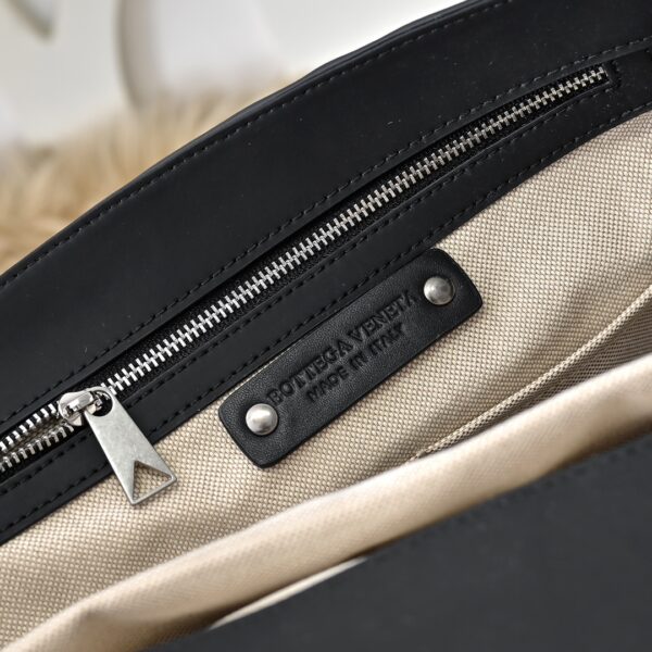 Bottega Veneta's classic Intrecciato woven men's backpack (black calfskin leather)