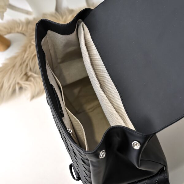 Bottega Veneta's classic Intrecciato woven men's backpack (black calfskin leather)