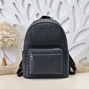Bottega Veneta's classic Intrecciato woven men's backpack (black calfskin leather)