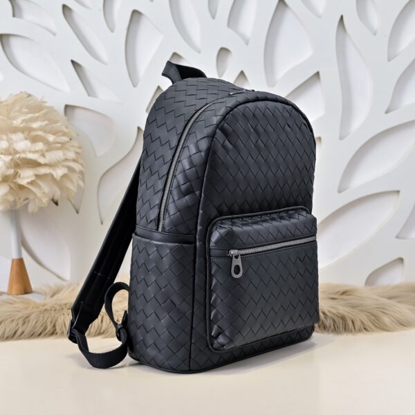 Bottega Veneta's classic Intrecciato woven men's backpack (black calfskin leather)