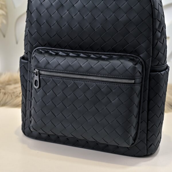 Bottega Veneta's classic Intrecciato woven men's backpack (black calfskin leather)