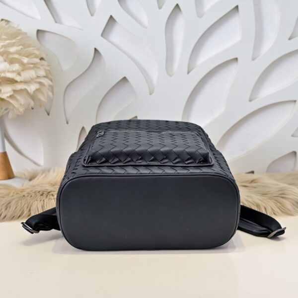 Bottega Veneta's classic Intrecciato woven men's backpack (black calfskin leather)