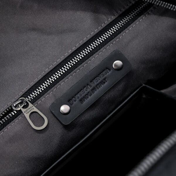 Bottega Veneta's classic Intrecciato woven men's backpack (black calfskin leather)