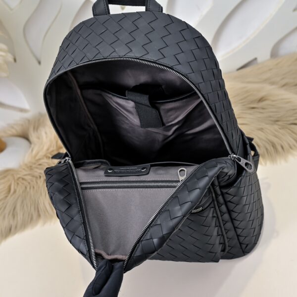 Bottega Veneta's classic Intrecciato woven men's backpack (black calfskin leather)