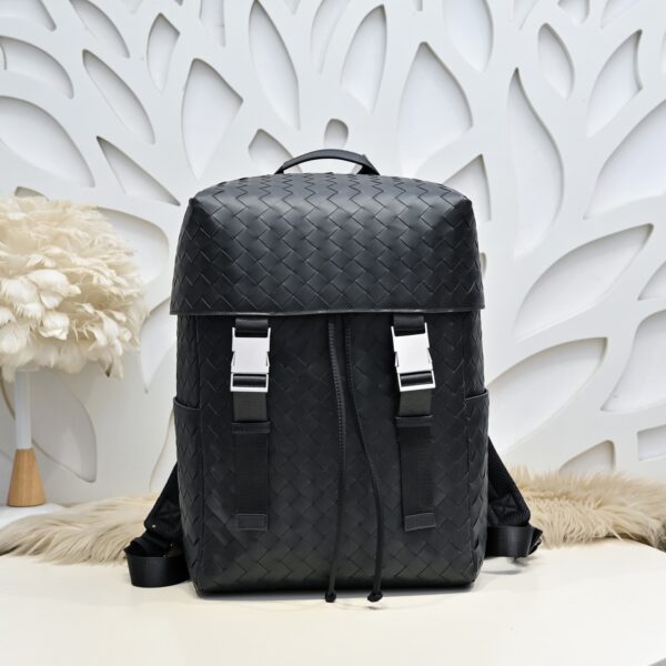 Bottega Veneta's classic Intrecciato woven men's backpack (black calfskin leather)