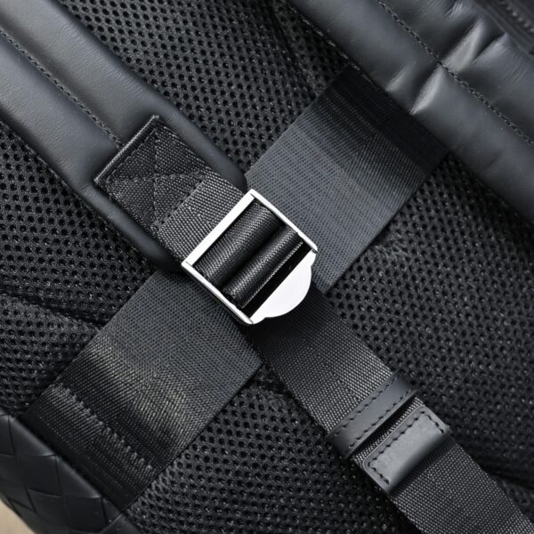 Bottega Veneta's classic Intrecciato woven men's backpack (black calfskin leather)