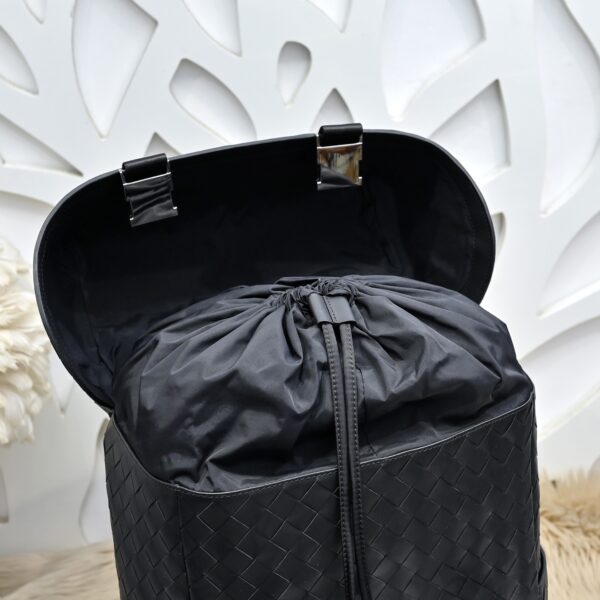 Bottega Veneta's classic Intrecciato woven men's backpack (black calfskin leather)