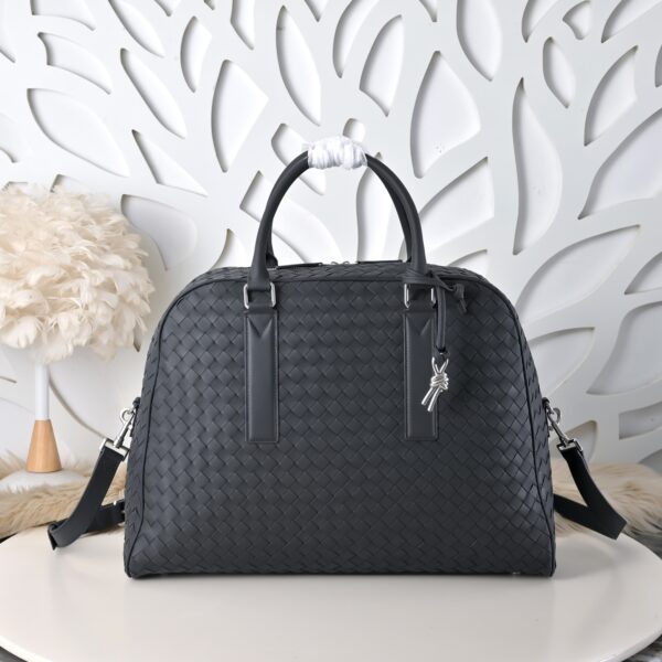 Bottega Veneta's classic Intrecciato woven men's travel bag (black calfskin).