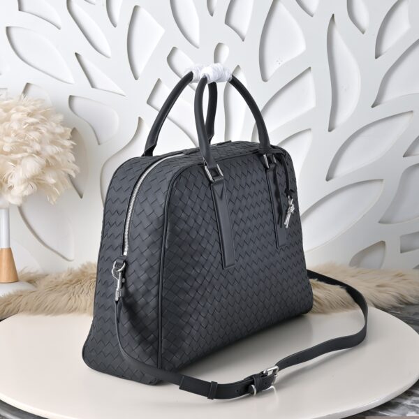 Bottega Veneta's classic Intrecciato woven men's travel bag (black calfskin).