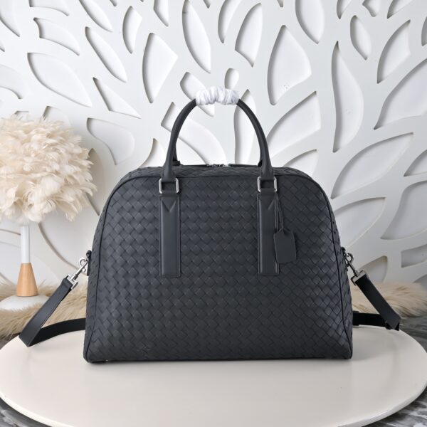 Bottega Veneta's classic Intrecciato woven men's travel bag (black calfskin).