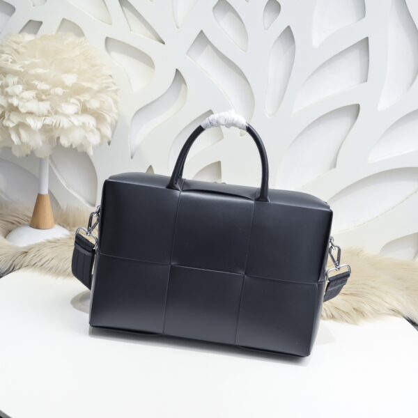 Bottega Veneta Arco series men's briefcase (black calfskin leather)