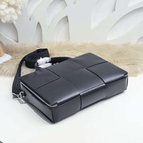 Bottega Veneta Arco series men's briefcase (black calfskin leather)