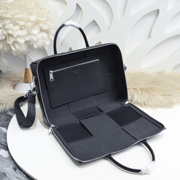 Bottega Veneta Arco series men's briefcase (black calfskin leather)