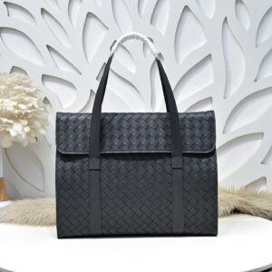 Bottega Veneta's classic Intrecciato woven men's tote briefcase (black calfskin leather)