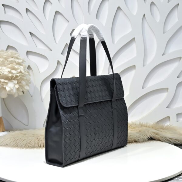 Bottega Veneta's classic Intrecciato woven men's tote briefcase (black calfskin leather)