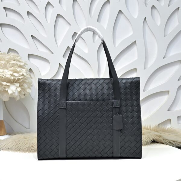 Bottega Veneta's classic Intrecciato woven men's tote briefcase (black calfskin leather)