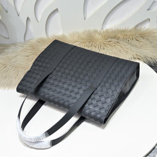 Bottega Veneta's classic Intrecciato woven men's tote briefcase (black calfskin leather)