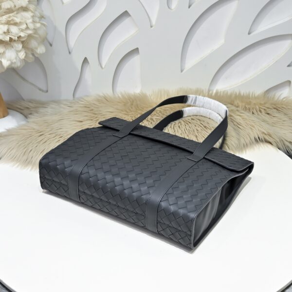 Bottega Veneta's classic Intrecciato woven men's tote briefcase (black calfskin leather)