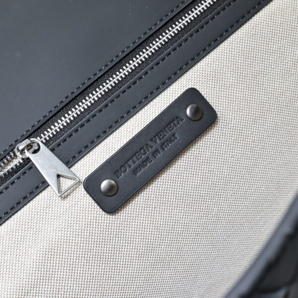 Bottega Veneta's classic Intrecciato woven men's tote briefcase (black calfskin leather)