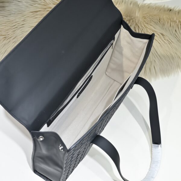 Bottega Veneta's classic Intrecciato woven men's tote briefcase (black calfskin leather)